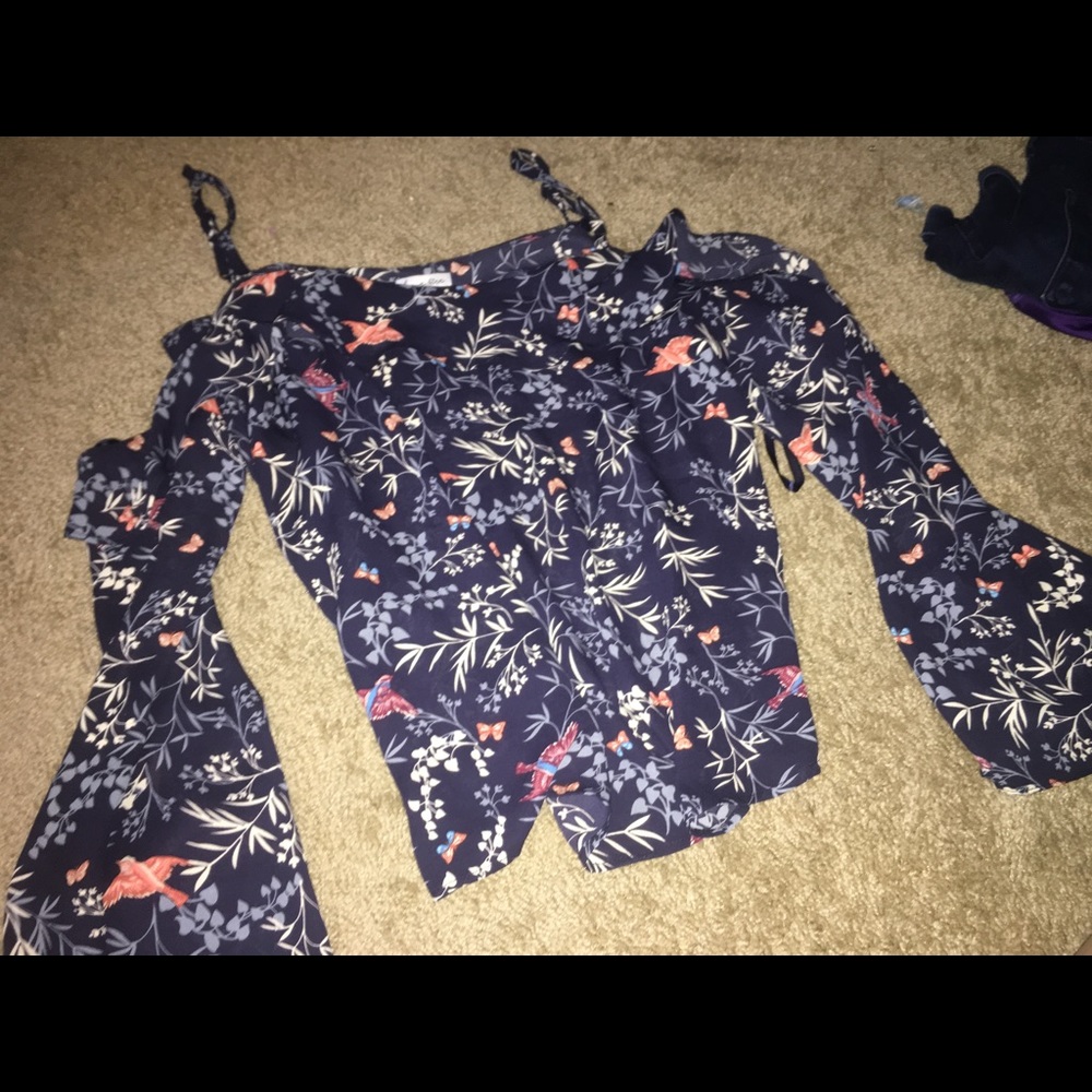 Flowy off the shoulder shirt w bell sleeves Size M